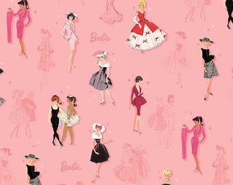 Könnte beinhalten: Ein rosa Hintergrund mit einem sich wiederholenden Muster von Frauen in verschiedenen Outfits und Frisuren. Der Text "Barbie" erscheint zweimal im Muster.