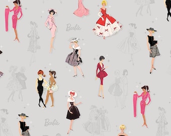 Könnte beinhalten: Ein grauer Hintergrund mit einem sich wiederholenden Muster von Barbie-Puppen, die verschiedene Outfits tragen. Die Puppen sind in verschiedenen Posen und haben verschiedene Frisuren. Der Text "Barbie" erscheint zweimal auf dem Muster.