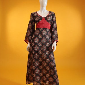 Vestido vintage de los años 70, largo, de gasa de algodón negro y satén rojo, con mangas estilo kimono y estampado floral, de &#39;Dollyrockers&#39; (Reino Unido 6-8, EE. UU. 2-4)