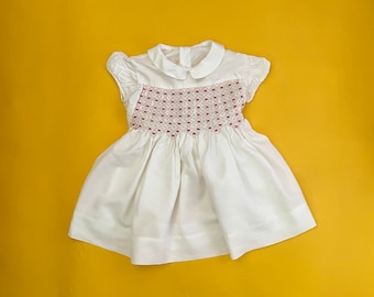 Vestido vintage de algodón blanco para niña: vestido fruncido con bordado de rosas de los años 40 (4-5 años)