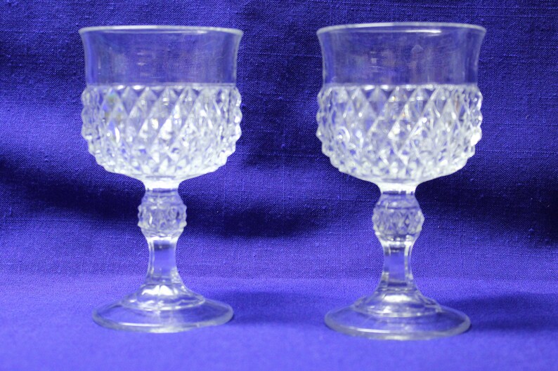 Set of 2 Wine Glass in Diamond Point by Indiana Glass