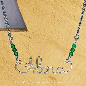 Collar de nombre de alambre del cliente Alambre plateado personalizado y cadena de acero inoxidable con 6 cuentas de cristal