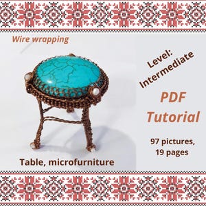 Könnte beinhalten: Ein kleiner Tisch mit einem türkisfarbenen Steinaufsatz und einem Kupferdrahtrahmen. Das Bild enthält den Text "Wire wrapping", "Level: Intermediate" und "PDF Tutorial". Das Tutorial hat 97 Bilder und 19 Seiten.