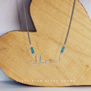 Collar de nombre de alambre del cliente Alambre plateado personalizado y cadena de acero inoxidable con 6 cuentas de cristal