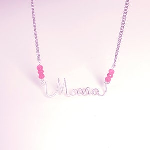 Collar de nombre de alambre del cliente Alambre plateado personalizado y cadena de acero inoxidable con 6 cuentas de cristal