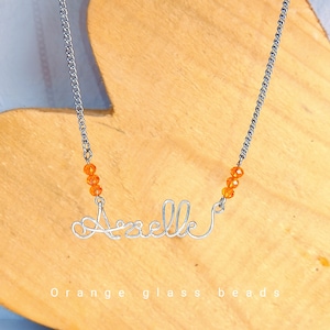 Collar de nombre de alambre del cliente Alambre plateado personalizado y cadena de acero inoxidable con 6 cuentas de cristal
