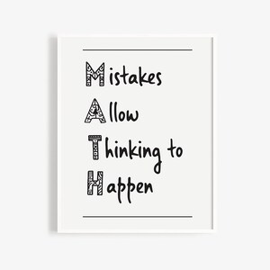 Peut inclure: Art mural imprimable noir et blanc avec le texte "Mistakes Allow Thinking to Happen" écrit dans une police de caractères stylisée. Les lettres sont décorées de motifs noirs et blancs. Le texte est encadré dans un rectangle blanc.