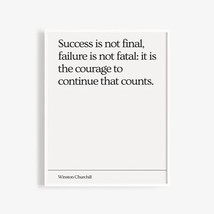 Peut inclure: Une affiche imprimable blanche avec une citation en noir et blanc de Winston Churchill&nbsp;: &laquo;&nbsp;Le succ&egrave;s n&rsquo;est pas d&eacute;finitif, l&rsquo;&eacute;chec n&rsquo;est pas fatal&nbsp;: c&rsquo;est le courage de continuer qui compte.&nbsp;&raquo;
