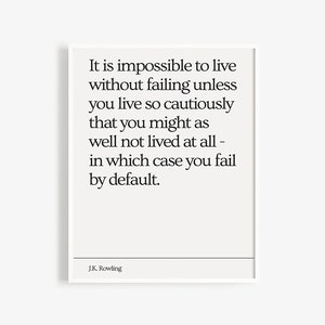 Peut inclure: Citation imprimable en noir et blanc de J.K. Rowling qui dit : "Il est impossible de vivre sans &eacute;chouer &agrave; moins de vivre si prudemment que l'on pourrait aussi bien ne pas vivre du tout - auquel cas on &eacute;choue par d&eacute;faut." La citation est encadr&eacute;e dans un rectangle blanc avec le nom de l'auteur sous la citation.