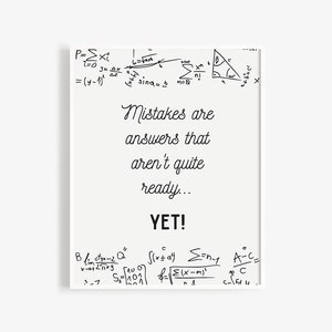 Peut inclure: Une affiche imprimable blanche avec du texte noir et des équations mathématiques. Le texte dit "Les erreurs sont des réponses qui ne sont pas tout à fait prêtes... ENCORE !" et "par abacusco TÉLÉCHARGEMENT INSTANTANÉ IMPRIMER - SUR ETSY".