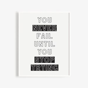 Peut inclure: Impression murale imprimable en noir et blanc avec le texte "You never fail until you stop trying".