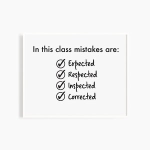 Peut inclure: Une affiche imprimable blanche avec du texte noir qui dit "Dans cette classe, les erreurs sont : Attendues, Respectées, Inspectées, Corrigées" et "par abacusco TÉLÉCHARGEMENT INSTANTANÉ IMPRIMER - SUR ETSY".