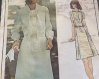 Vogue Paris Muster 2827 PIERRE BALMAIN 1970er Jahre Etuikleid mit Knöpfen und Gürtel Spitze oder Krawattenkragen, eingesetzten Nähten, Taschen bis zur Mitte des Knies oder Minigröße 44