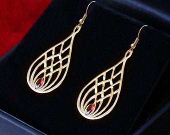 Brincos de nó celta: joias de granada banhadas a ouro