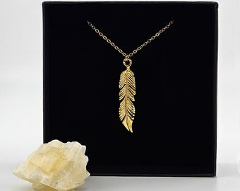 Pingente Pena Dourada Real, joia artesanal, pena grossa e resistente.