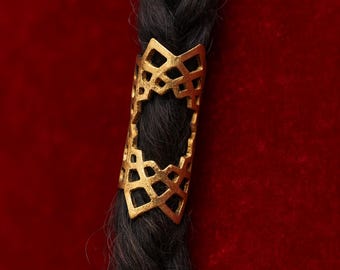 Joia de cabelo feita à mão com flores sagradas em ouro (23 x 9 mm)