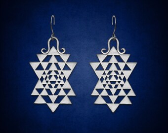 Brincos Sri Yantra Queen: Geometria Sagrada em Prata de Lei