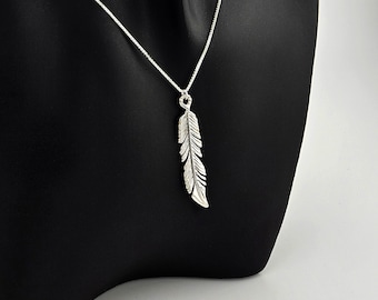 Pingente Pena Real Prateada, Joia Artesanal, Pena Grossa e Resistente