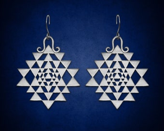 Brincos Sri Yantra: Joias de Geometria Sagrada em Prata de Lei