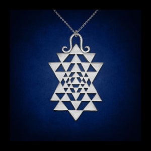Reine Sri Yantra, collier sri yantra, pendentif sri yantra, argent sri yantra, tantra, bijoux géométrie sacrée, pendentif géométrie sacrée