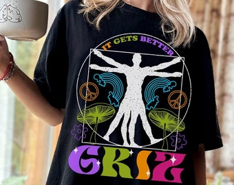 Könnte beinhalten: Schwarzes T-Shirt mit einer bunten Grafik eines Mannes in einem Kreis mit dem Text "It Gets Better" und dem Wort "GRIZ" in Regenbogenfarben.