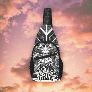 Puede incluir: Una mochila bandolera en blanco y negro con un patrón geométrico, una figura central meditando, una flor de loto y un gráfico de sol con el texto GRIZ. La bolsa tiene una sola correa, un bolsillo frontal con cremallera y paneles laterales de malla.