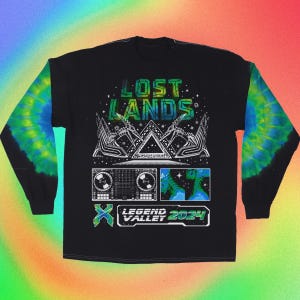 Puede incluir: Una camiseta negra de manga larga con mangas tie-dye en azul y verde. El frente presenta un gráfico con el texto LOST LANDS, una pirámide, un controlador de DJ y el texto LEGEND VALLEY 2024. El diseño incluye imágenes estilizadas de dinosaurios.