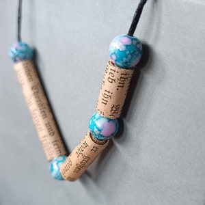 Collana di carta con perla blu
