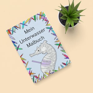 Könnte beinhalten: Ein blaues Malbuch mit dem Titel "Mein Unterwasser Malbuch" und einer Schwarzweißillustration eines Seepferdchens, umgeben von bunten Stiften.