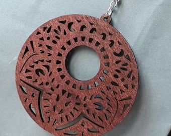 Orecchini in legno con motivo mandala di forma rotonda, realizzati in vero legno di tiglio con ganci in argento 925, un elegante gioiello tagliato al laser.