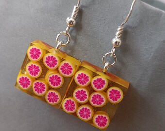 Hängeohrringe mit kleinen Blutorangen aus Fimo in Epoxid, sommerliche bunte Hängeohrringe, Fimo Schmuck, essen Ohrringe