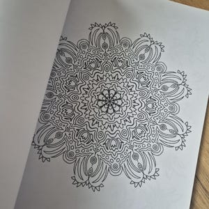 Mandala målarbok med 26 olika bilder att färglägga, illustrerad barnaktivitet utan AI, perfekt present till barn och vuxna bild 15