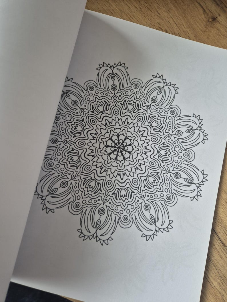 Mandala målarbok med 26 olika bilder att färglägga, illustrerad barnaktivitet utan AI, perfekt present till barn och vuxna bild 15