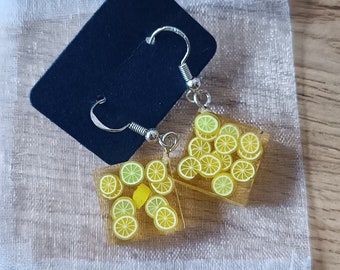 Hängeohrringe mit kleinen Zitronen aus Fimo in Epoxid, sommerliche bunte Hängeohrringe, Fimo Schmuck, Zitronen Ohrringe