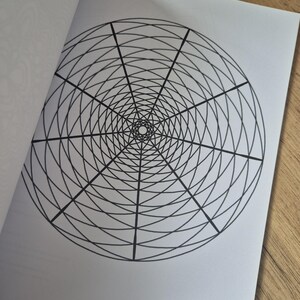 Mandala målarbok med 26 olika bilder att färglägga, illustrerad barnaktivitet utan AI, perfekt present till barn och vuxna bild 14