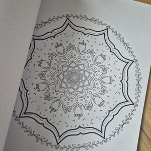Mandala målarbok med 26 olika bilder att färglägga, illustrerad barnaktivitet utan AI, perfekt present till barn och vuxna bild 8
