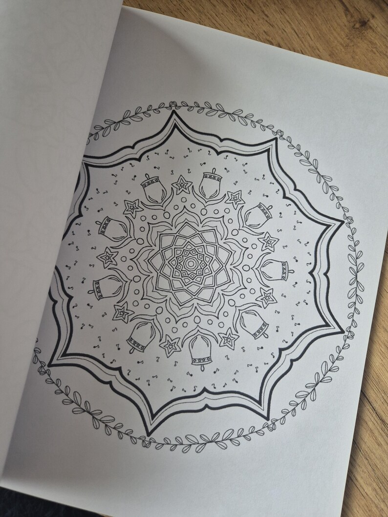 Mandala målarbok med 26 olika bilder att färglägga, illustrerad barnaktivitet utan AI, perfekt present till barn och vuxna bild 8