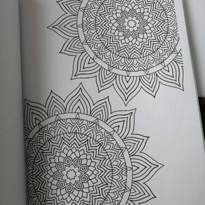 Mandala målarbok med 26 olika bilder att färglägga, illustrerad barnaktivitet utan AI, perfekt present till barn och vuxna bild 4