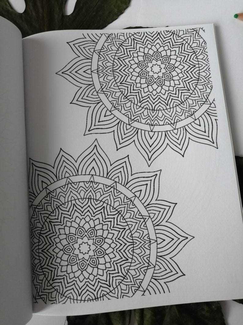 Mandala målarbok med 26 olika bilder att färglägga, illustrerad barnaktivitet utan AI, perfekt present till barn och vuxna bild 4
