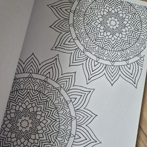 Mandala målarbok med 26 olika bilder att färglägga, illustrerad barnaktivitet utan AI, perfekt present till barn och vuxna bild 16