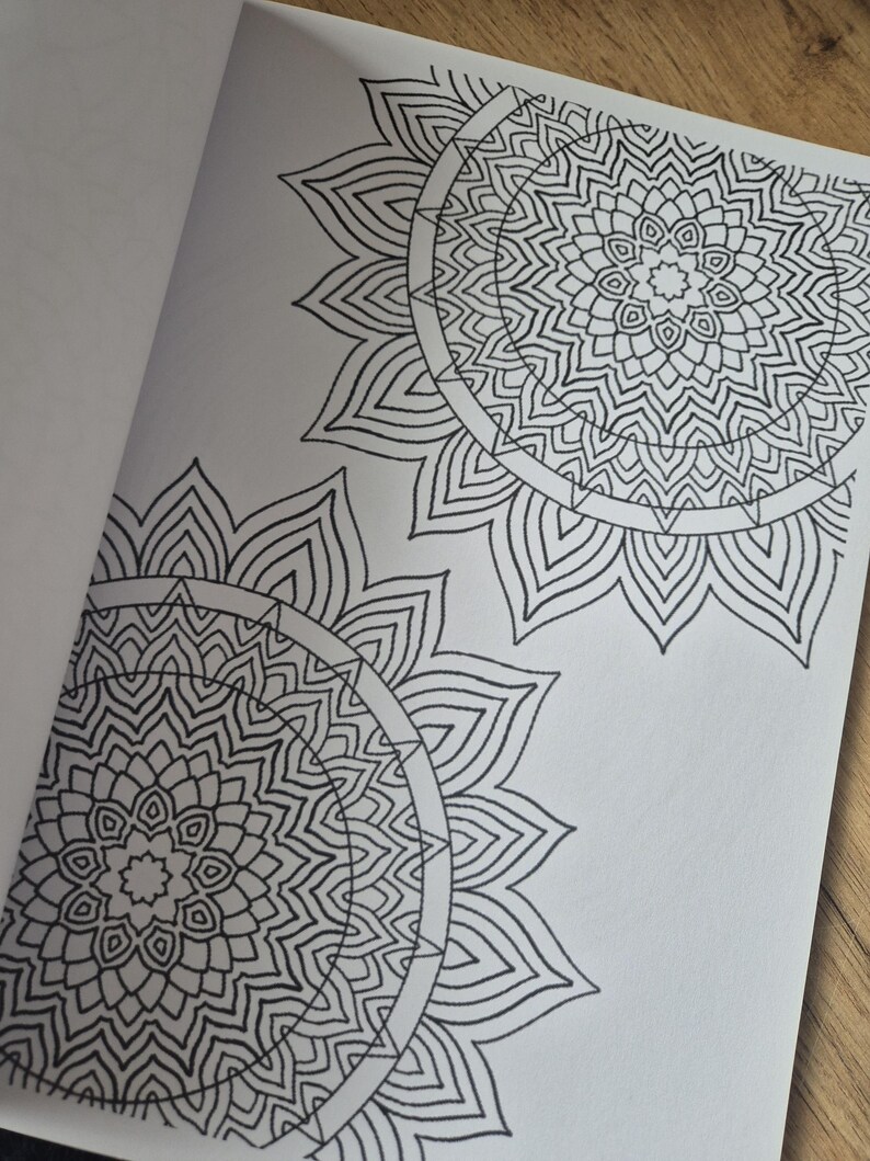 Mandala målarbok med 26 olika bilder att färglägga, illustrerad barnaktivitet utan AI, perfekt present till barn och vuxna bild 16