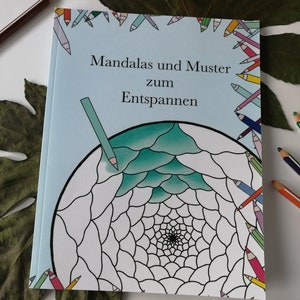 Mandala målarbok med 26 olika bilder att färglägga, illustrerad barnaktivitet utan AI, perfekt present till barn och vuxna bild 2