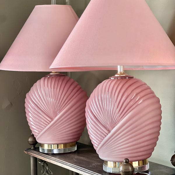 Lampy stołowe w stylu vintage z lat 80. w kolorze różowym z muszlami – para | Lampy w stylu art déco z muszlami i pasującymi kloszami | Hollywood Regency Coastal Glam
