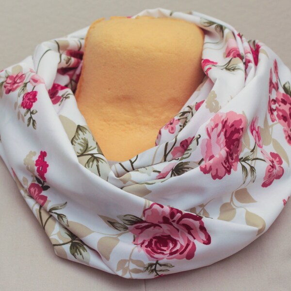 Satin Rose Infinity Schal mit versteckter Tasche - Frühling Schal - Frühling Accessoire - Rose Blume Schal - Floral Reisen Schal