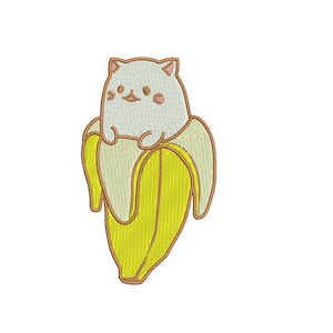 Può includere: Un gatto bianco con le guance rosa è seduto su una buccia di banana gialla. Il gatto guarda a destra. La buccia di banana è arrotolata e ha un contorno marrone.