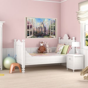 Peut inclure: Chambre d'enfant avec lit, table de chevet et armoire blancs. Un grand autocollant mural représente un château vu à travers une fenêtre ouverte. Les jouets incluent une girafe, un lapin et un éléphant à bascule en bois. Les murs sont roses.