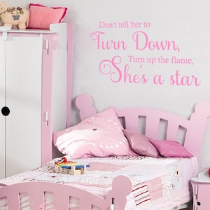 Wandspruch &#39;Don&#39;t tell her to turn down...&#39; Familie Zitat Modern Art Transfer Vinyl Deko Dekor Wandbild Kunstwerk