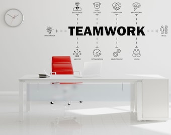 Puede incluir: Un escritorio de oficina blanco con una silla de oficina roja y una computadora portátil. La pared detrás del escritorio tiene un diagrama con la palabra "TEAMWORK" en letras negras en negrita y iconos que representan diferentes aspectos del trabajo en equipo, como la innovación, la excelencia, el éxito, la asociación, la lluvia de ideas, las habilidades, la optimización, el desarrollo, la visión y las habilidades.