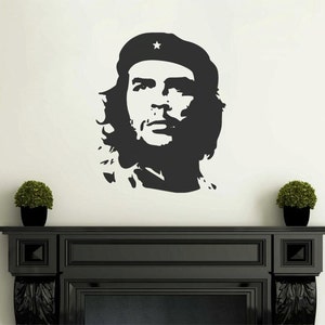 以下が含まれることがあります： 星形のバッジをつけたベレー帽をかぶったひげを生やした男性のシルエットの黒と白の壁用ステッカーです。