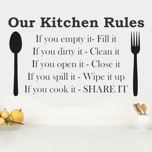 Puede incluir: Un letrero de reglas de cocina en blanco y negro con una cuchara y un tenedor a cada lado. El texto dice: "Nuestras reglas de cocina. Si lo vacías - Llénalo. Si lo ensucias - Límpialo. Si lo abres - Ciérralo. Si lo derramas - Límpialo. Si lo cocinas - COMPÁRTELO."